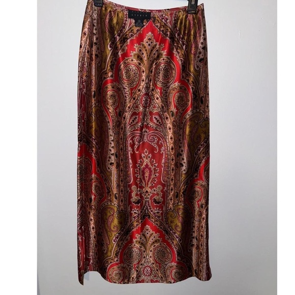 Dresses & Skirts - Elegant Paisley Red Skirt